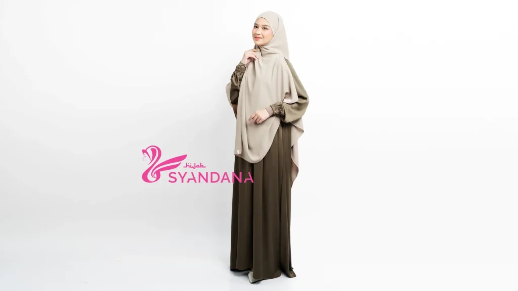 Gamis Pesta Royal Silk Tampil Beda dengan Hijab Motif Kekinian yang Trendi
