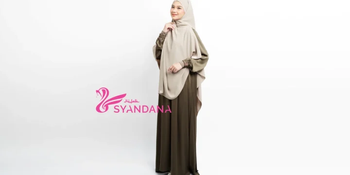 Gamis Pesta Royal Silk Tampil Beda dengan Hijab Motif Kekinian yang Trendi